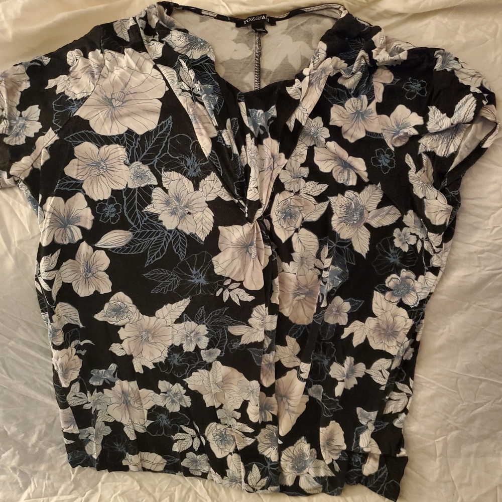 Roz & Ali 1x black and blue floral gently worn top